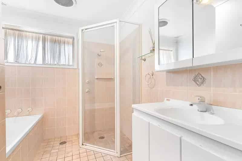 Lease Spacious Brick Home with Modern Features in Engadine