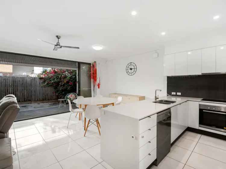 Modern 4-Bedroom Townhouse in Parkinson QLD