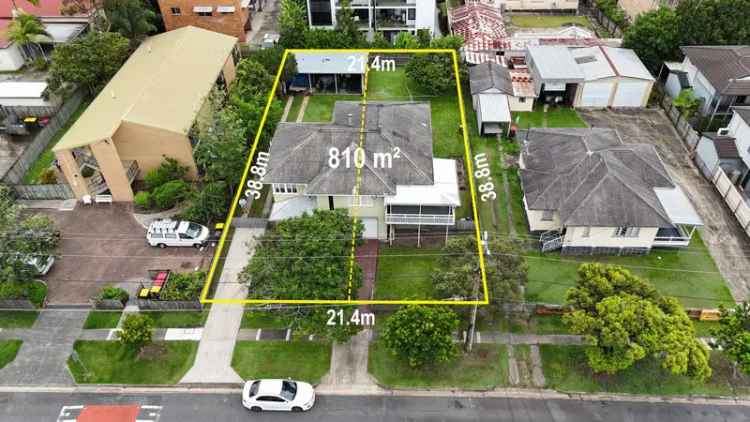 Home & investment in one! 810m2 on 2 Lots, Zoned LMR