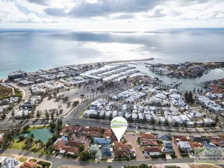 Mindarie Marina Home - Walk to Restaurants and Beaches