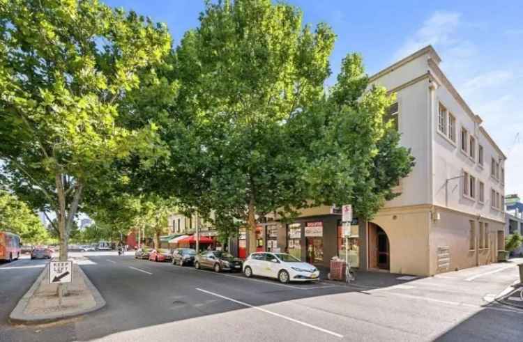 2 Bedroom 139m² Apartment Melbourne - Modern Kitchen & Carport