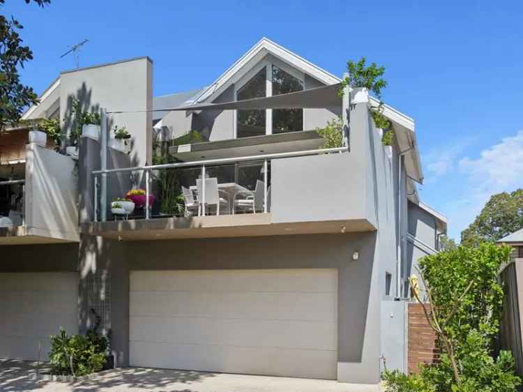 Modern Townhouse Near Schools and Transport