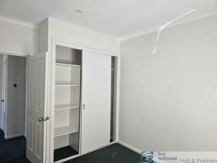 2 Bedroom Townhouse in Melbourne - Contemporary Design and Modern Amenities