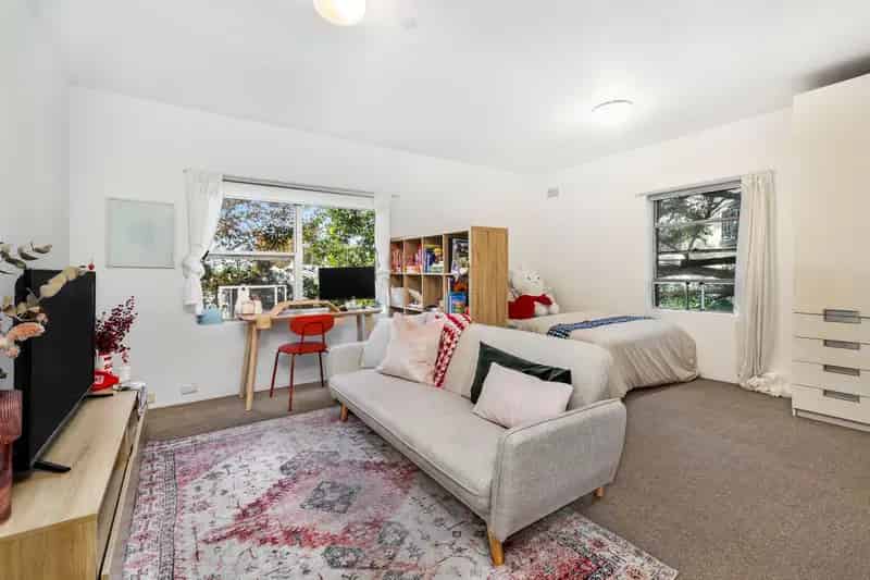 Bright Studio with Leafy Views in Peaceful Paddington Setting