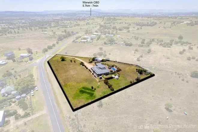 Family Home 8km from CBD Expansive Views 229 Acres