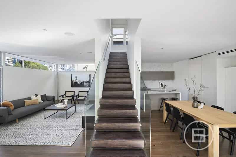 Rent contemporary residence in Port Melbourne with courtyard and garage