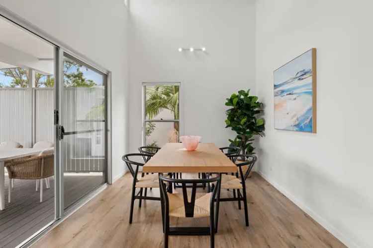 Spacious Townhouse with a Serene Treetop Vista in the Heart of Burleigh