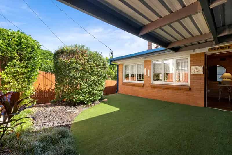 Nest or Invest! Exceptional Buying in Desirable UQ Precinct!
