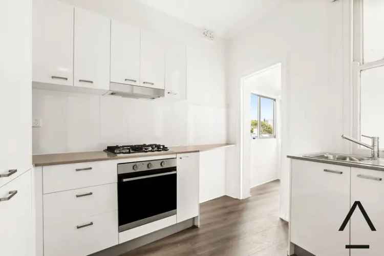 Lease Art Deco Apartment in Paddington with Character Features