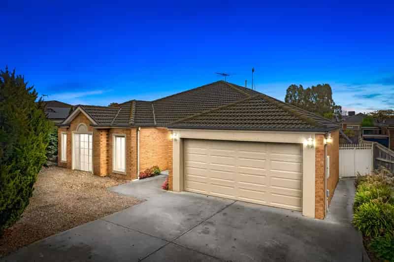 LARGE FAMILY HOME ON 766M2 LAND APPROX!