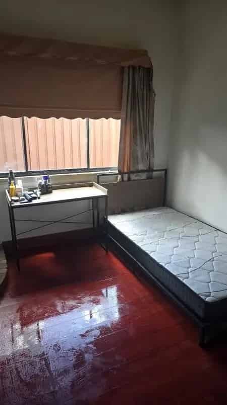 Room for Rent - Prime Location Near Transport & Shops!