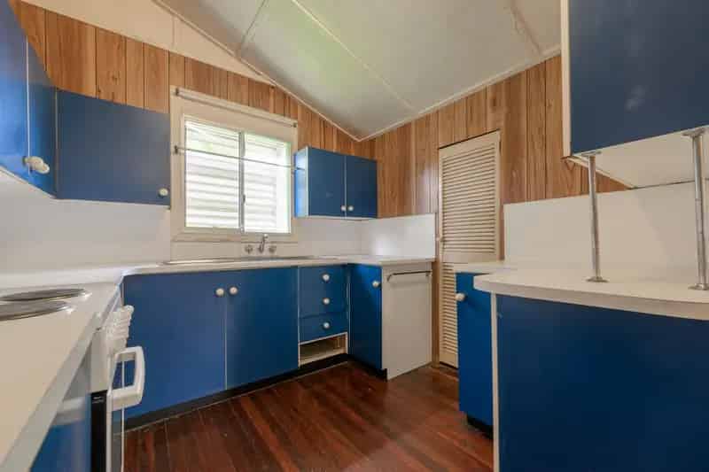 CALLING ALL RENOVATORS.. FUTURE REDEVELOPMENT POTENTIAL.. SET ON 939M2 LEVEL BLOCK.. MUST BE SOLD