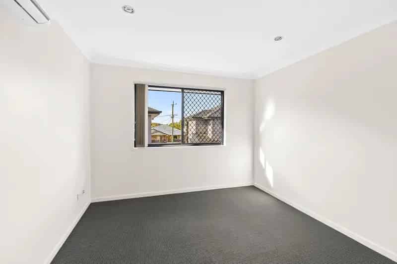Modern townhouse - 2 car accommodation!
