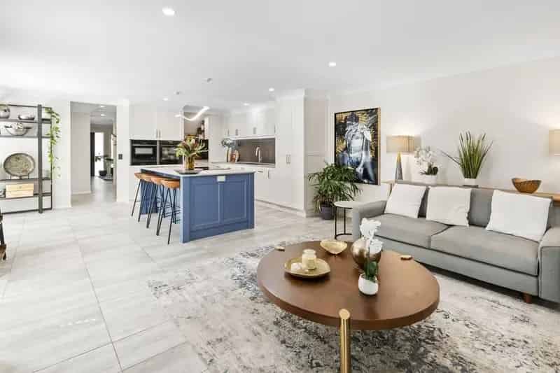 For Sale Townhouse in Paradise Point with Modern Kitchen and Outdoor Space