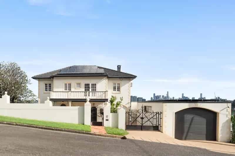 Landmark Living - Endless Views on Hamilton Hill