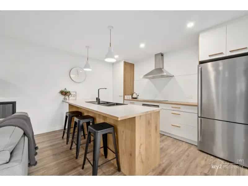 Modern Unit In Popular Newstead