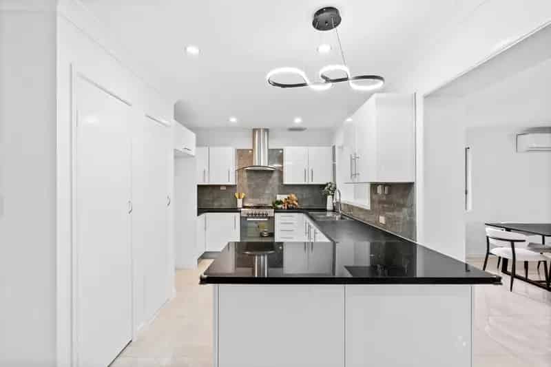 Low Set, Low Maintenance - Entertainer's Dream!