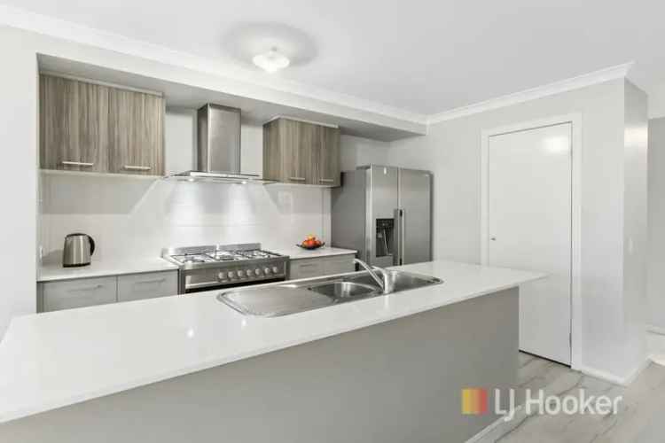 2 Bed Armstrong Creek Home with Modern Kitchen and Ensuite