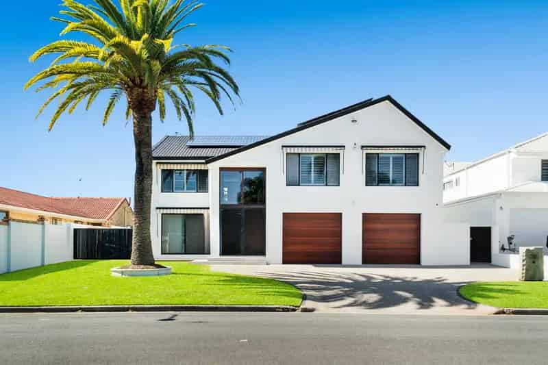 STUNNING RESIDENCE ON WIDE WATER/ SANDY CANAL