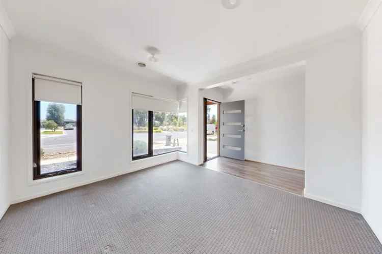 3 Bedroom Townhouse in Melbourne Near Shops and Transport