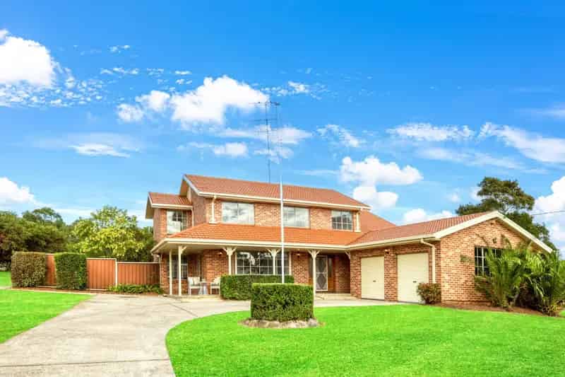Luxurious Family Oasis on Expansive 2,321m2 Block!!