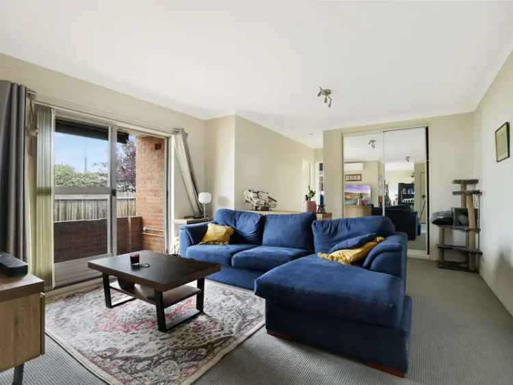 Spacious Ground Floor Unit Near Bathurst CBD and University