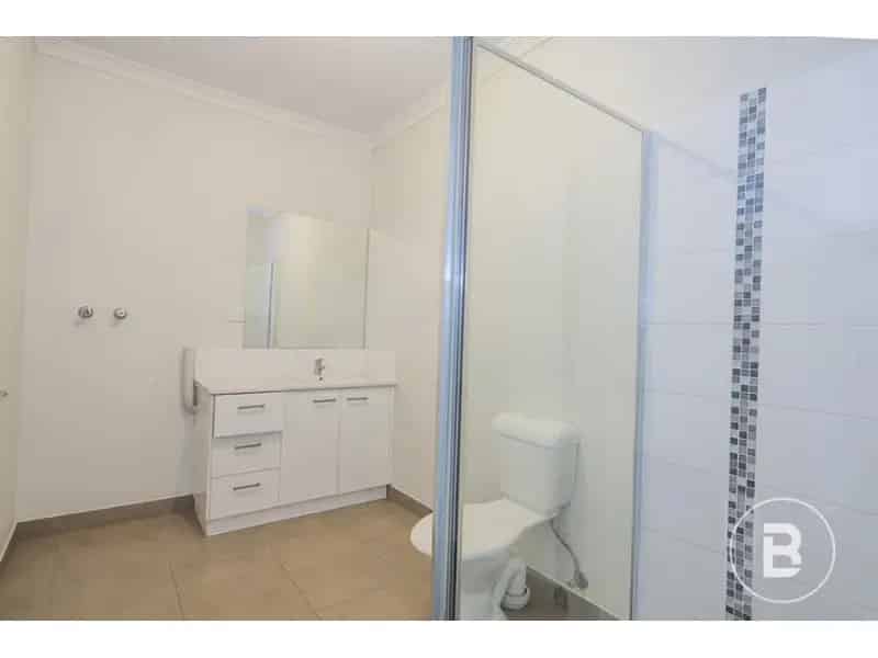 Three Bedrooms, 2 Living, Close To Transport And Cbd