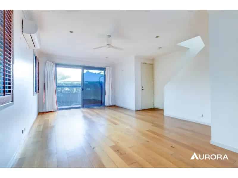 Fully Air-Conditioned Detached Townhouse In Fantastic Location