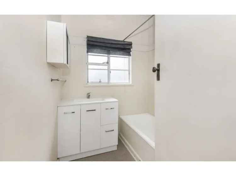 Two Bedroom Home In Kennington