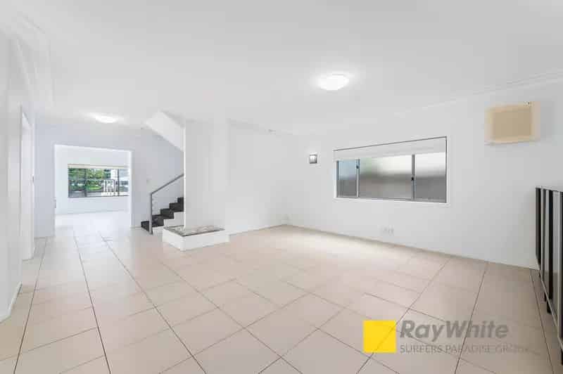3 BEDROOM HOME + STUDY WITH POOL & PONTOON ON MAIN RIVER!