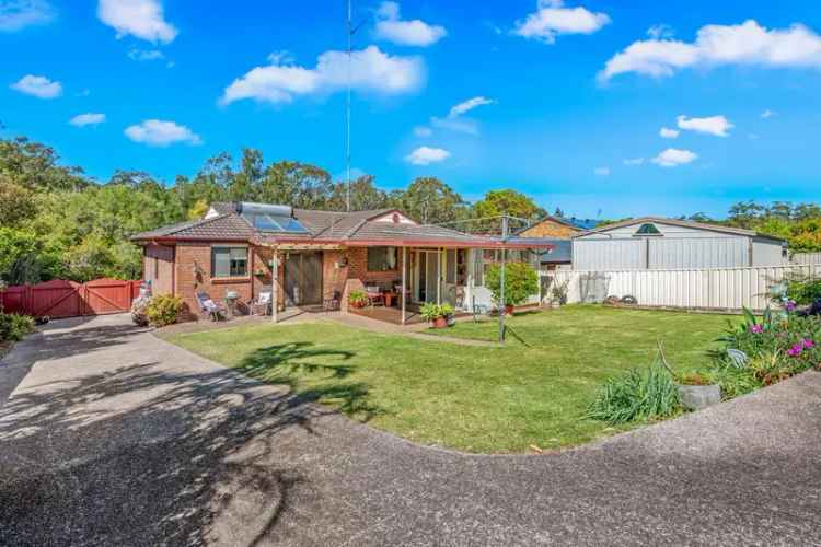 CHARMING FAMILY HOME WITH ACCESS INTO BACKYARD