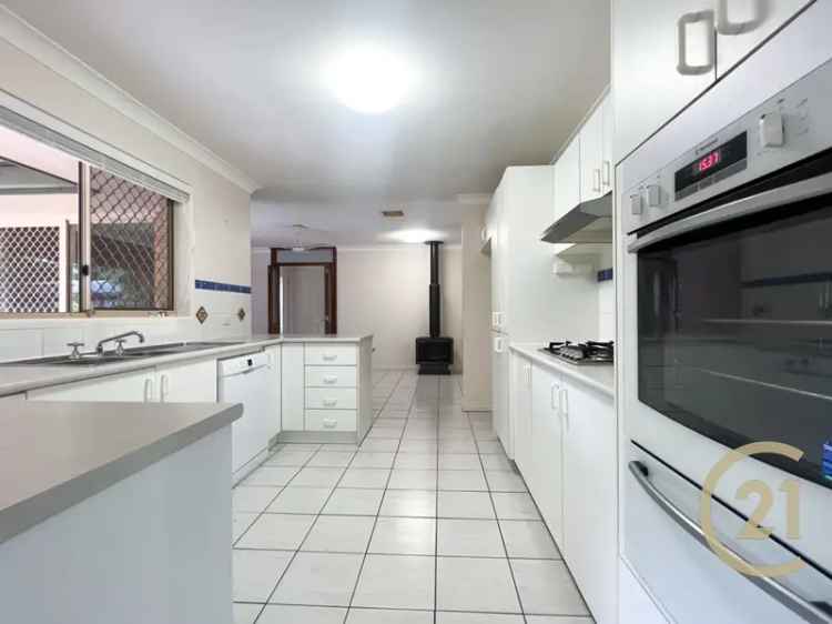 Ferny Grove Family Home 4 Bed 2 Bath - Close to Schools Shops Transport