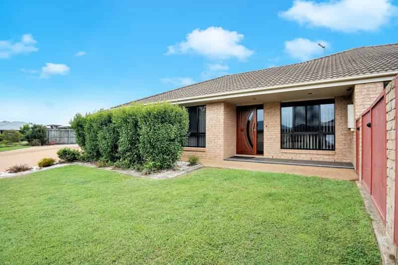 Spacious Family Home with Pool & Triple Garage in Sanctuary Park