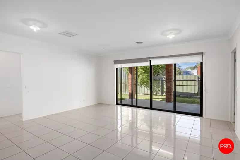 Modern & excellent location!