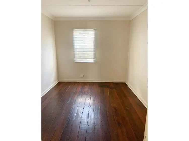 4 Bedroom House Near TAFE Shops Schools