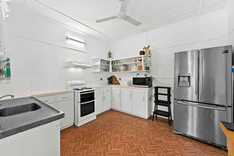 ENTRY LEVEL OPPORTUNITY IN A PRIME MOOROOKA LOCATION - RENOVATE, RE-BUILD OR MOVE IN & ENJOY