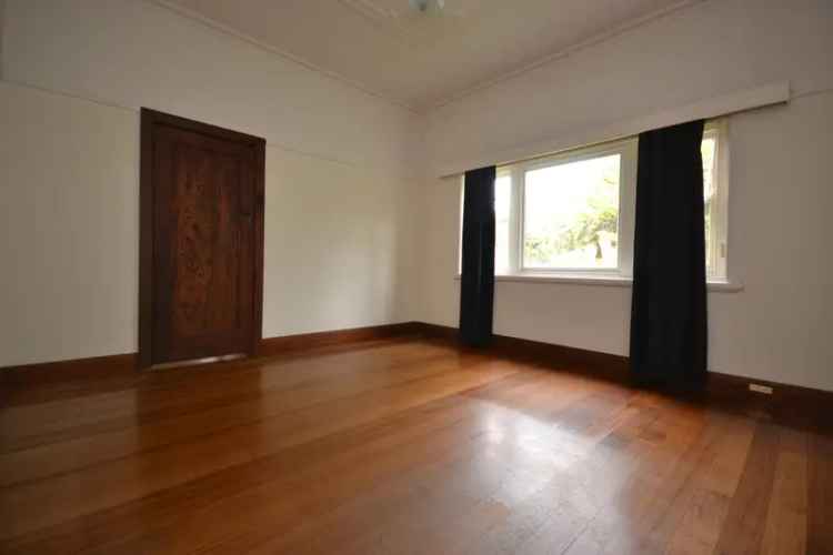 Rent Art Deco Home with Two Bedrooms in Preston