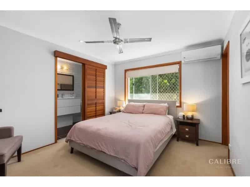 Stylish & Spacious Two Bedroom Townhouse With Courtyard In Prime Location!
