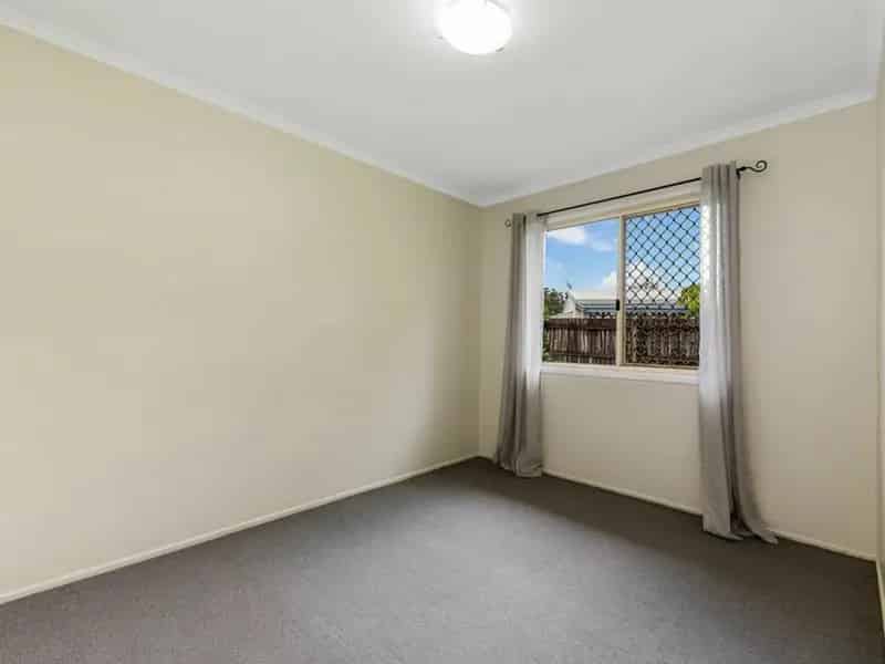 Buy House in Landsborough with Spacious Yard and Three Bedrooms
