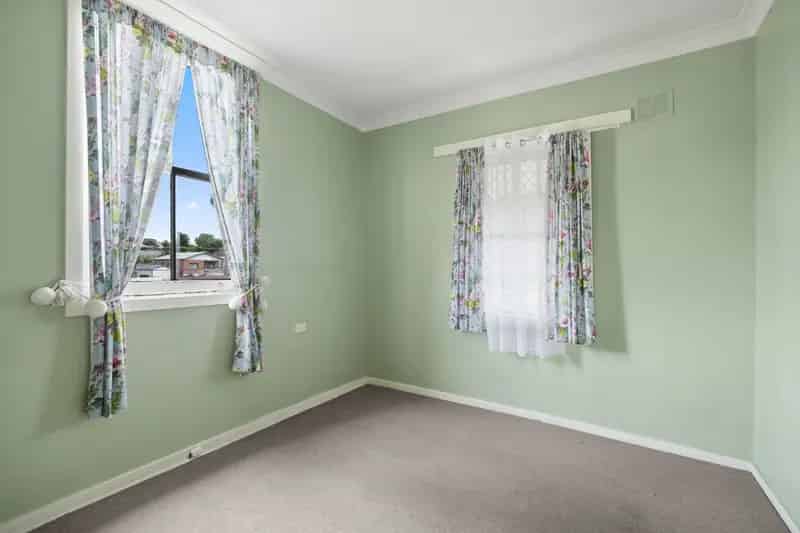 Buy House in Central Goulburn with Garden and Outdoor Entertaining Area