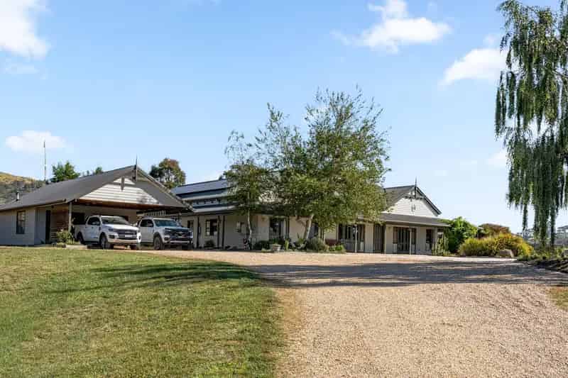 Buy House in Burra with Stunning Views and Spacious Living Areas