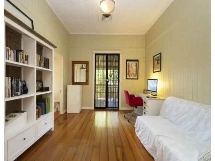 Charming 3-Bedroom Coorparoo Home Modern Kitchen 3 Bathrooms