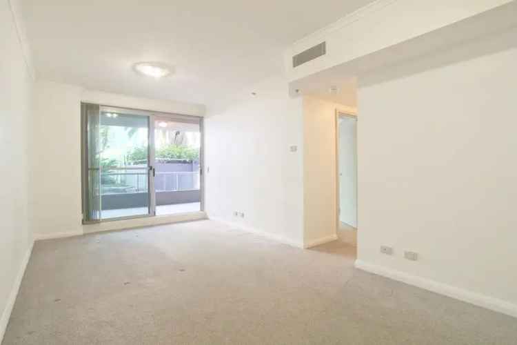 1 Bedroom Apartment North Sydney CBD Modern Spacious Parking Pool Gym