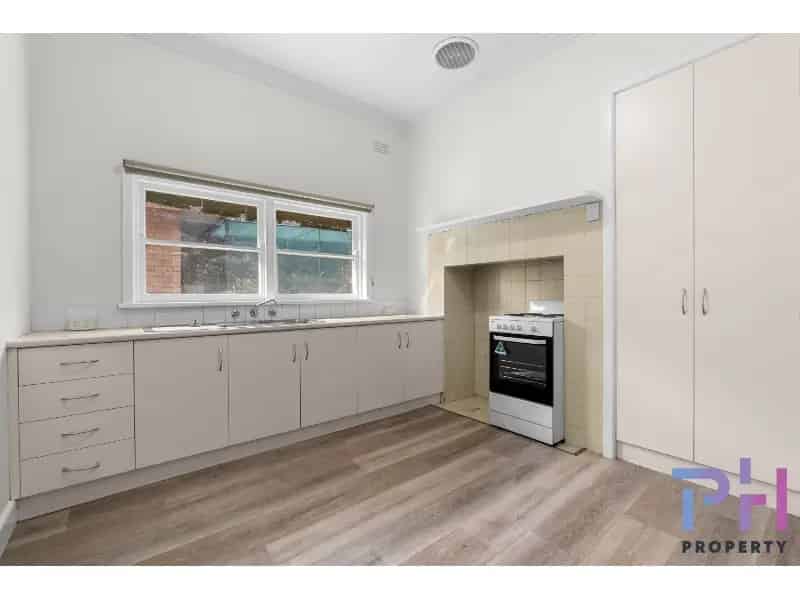 Great Location Only Minutes From Centre Of Town.