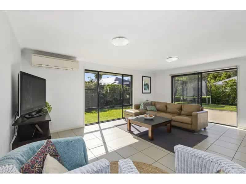 Stunning Family Home - Lakes Estate - Sought After Location
