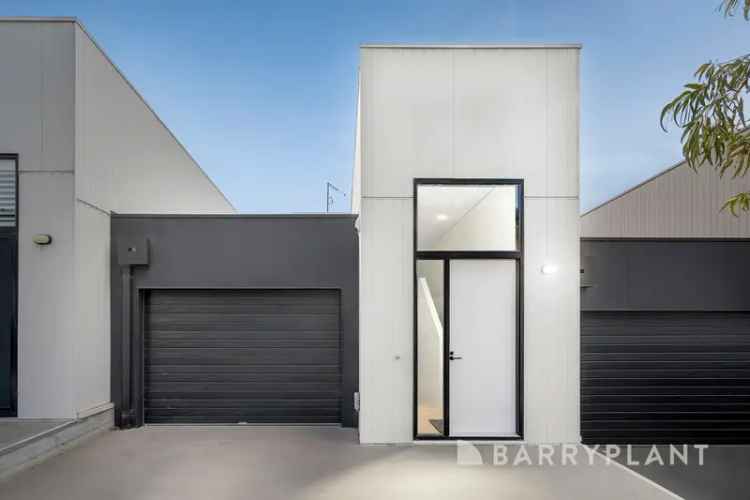 Experience Luxurious Living: Stunning Home on the Banks of Maribyrnong