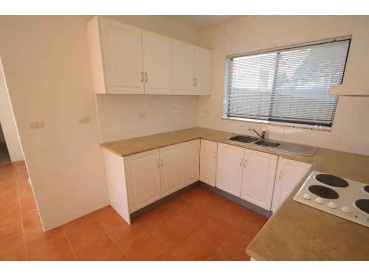 Sunny Unit Near Jetty Strip - 2 Bed, 1 Bath