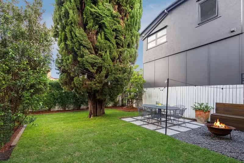 Art Deco Unit with Huge Courtyard