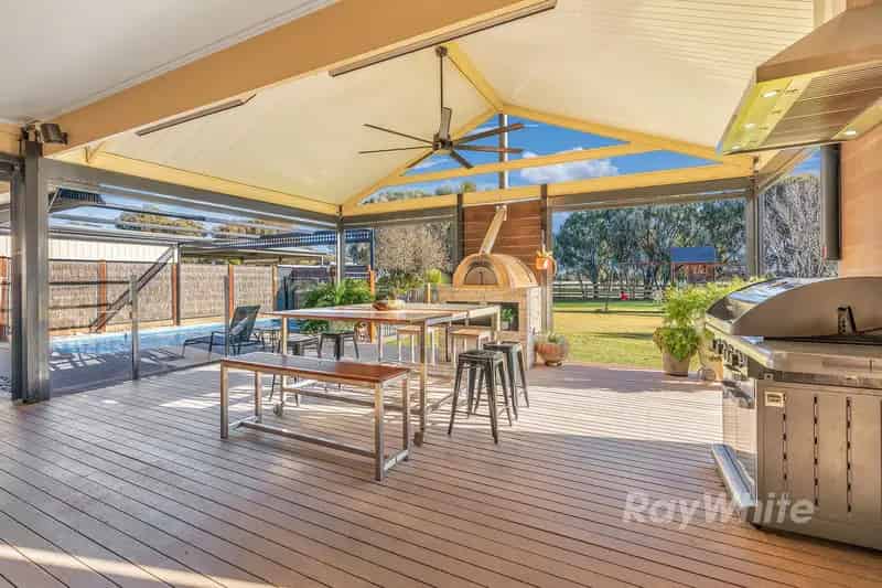 Buy house near Port of Echuca with pool and self contained bungalow