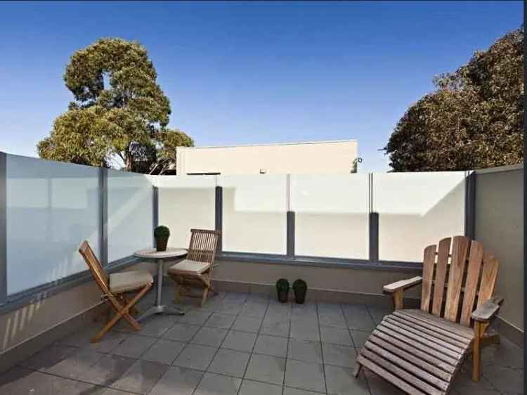 Modern Townhouse Near North Carlton Two Bedrooms Bosch Kitchen Terrace